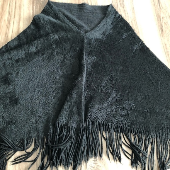 Black scarf/ poncho in great condition one size - Picture 3 of 8